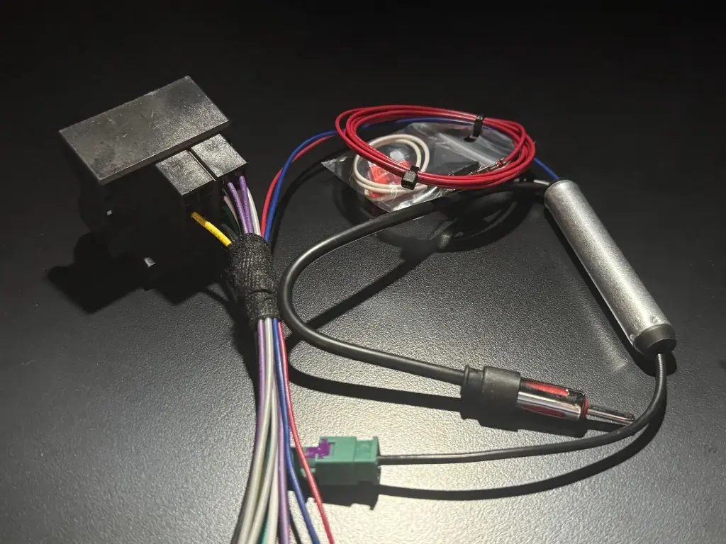 [907ANT] OEM AM/FM Antenna Adapter for W907 Sprinter